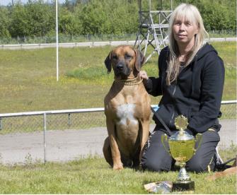 <p>I år var det Loke, här med sin ägare Anna Lundqvist, som vann. Med sig hem fick han vandringspokalen och vinster från vår huvudsponsor, James Wellbeloved! Därmed är Loke den första hund som får sitt namn förevigat på pokalen!</p>
